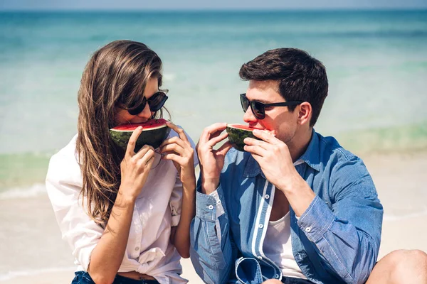 Amantes românticos jovem casal relaxante segurando e comendo uma fatia — Fotografia de Stock