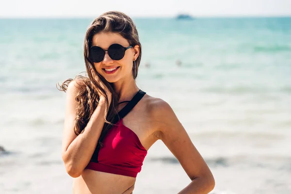 Portréja mosolygó nő relaxáció piros bikini a trópusi — Stock Fotó