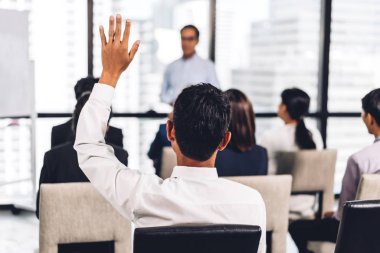 Grup m danışmanlık içinde insan önünde duran işadamı
