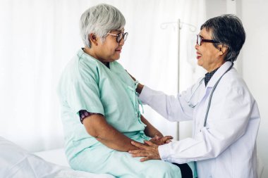 Doktor danışmanlık ve üst düzey kadın ile bilgi kontrol 