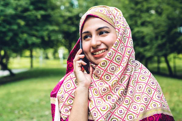 Hijab elbise li mutlu arap müslüman kadın portresi u gülümseyen — Stok fotoğraf