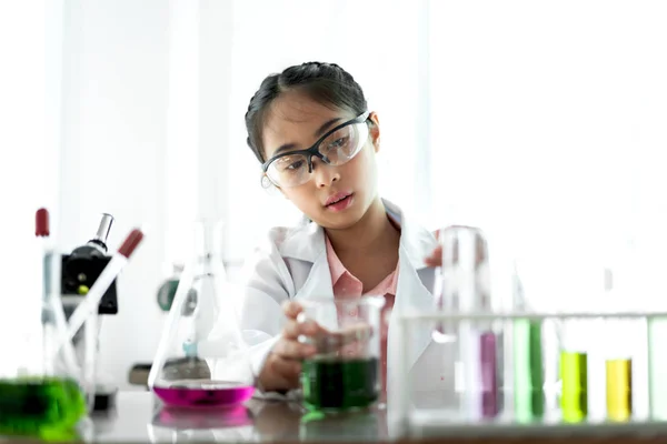 Tiener meisje studenten leren en doen een chemisch experiment a — Stockfoto