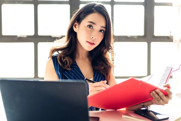 Businesswoman sitting working with laptop computer.creative busi — Stock Photo, Image