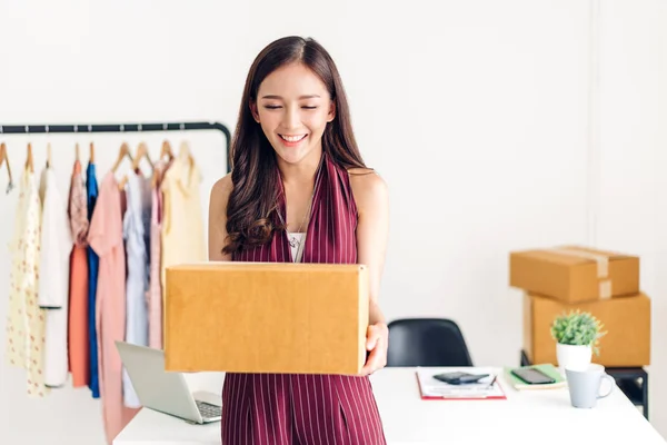 Mujer joven freelancer sme negocios compras en línea con cardboa — Foto de Stock