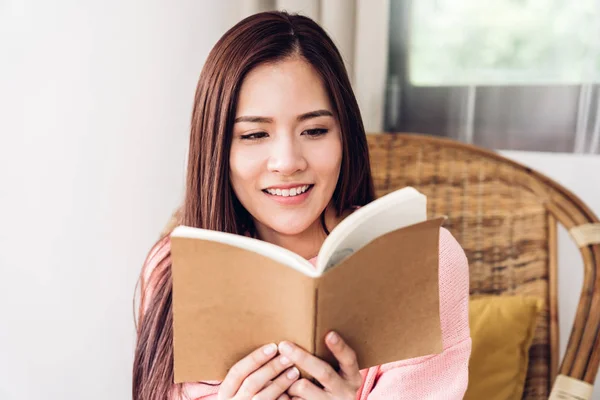 Jeune femme relaxant livre de lecture sur le lit à la maison — Photo