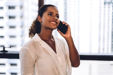 Gülümseyen güzel profesyonel iş Afro-Amerikan siyah w