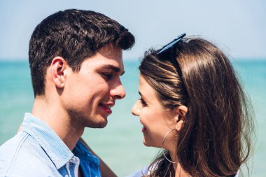 Romantik aşıklar genç çift tropikal b birlikte rahatlatıcı