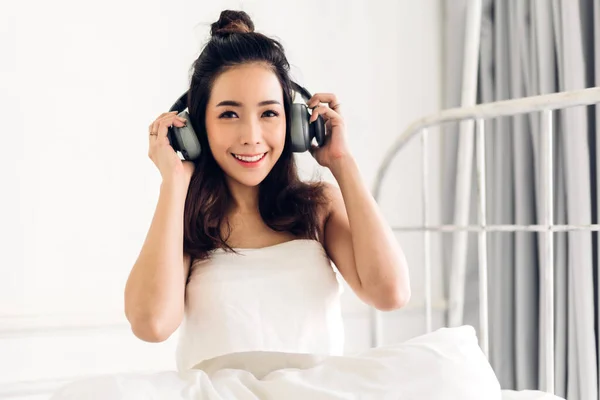 Όμορφη νεαρή Ασία γυναίκα χαλαρωτικό ακούγοντας μουσική με — Φωτογραφία Αρχείου