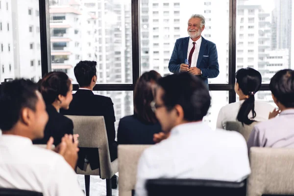 Empresario de pie en frente de grupo de personas en la consulta de m — Foto de Stock