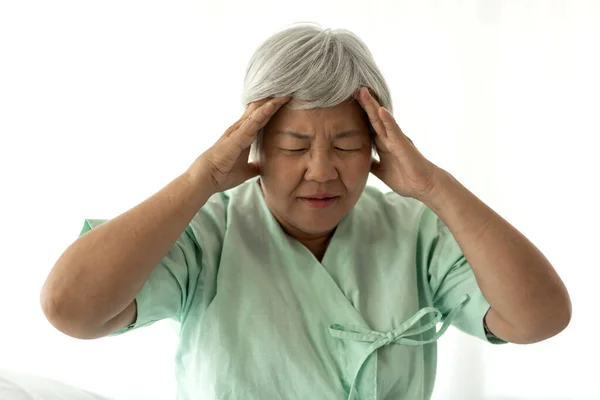 Adulto mayor anciano asia mujeres grave deprimido y sintiendo él — Foto de Stock