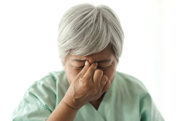 Adulto mayor anciano asia mujeres grave deprimido y sintiendo él — Foto de Stock