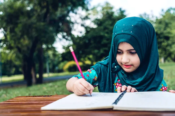 Mutlu küçük Müslüman kız çocuğunun tesettürlü portresi. — Stok fotoğraf