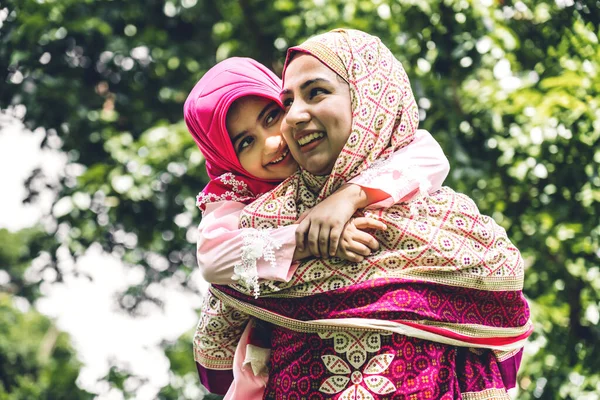 Retrato de feliz adorável família árabe muçulmano mãe e pouco — Fotografia de Stock