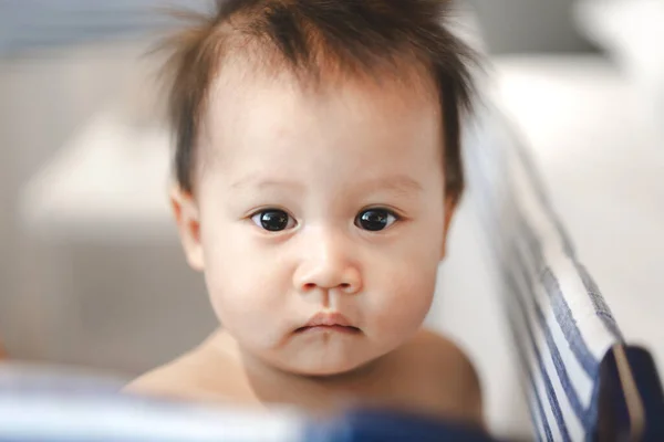 Retrato de la sonrisa feliz bebé relajándose en la cama — Foto de Stock