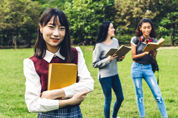 Leende kvinna internationella studenter eller tonåringar stående och h — Stockfoto