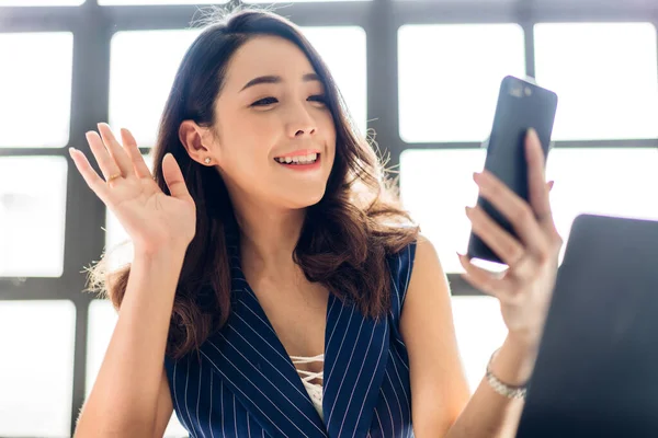 Donna d'affari seduta a lavorare con il computer portatile e utilizzando sma — Foto Stock