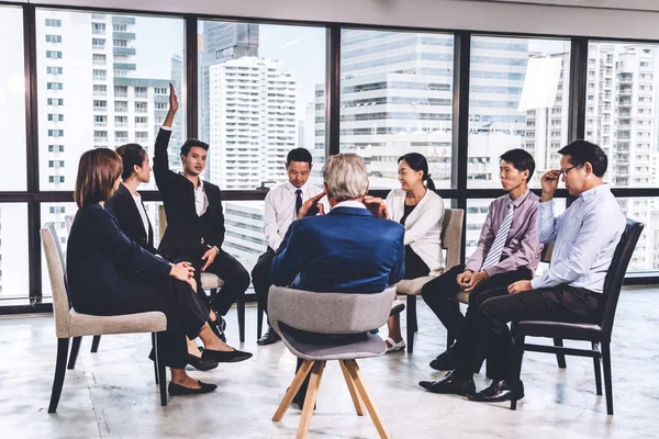 Empresario frente a grupo de personas en reunión de consultoría co — Foto de Stock