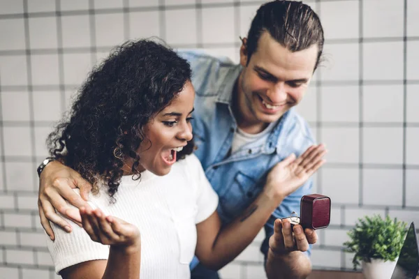 Joven hombre guapo dando anillo para sorpresa a la novia y ta — Foto de Stock