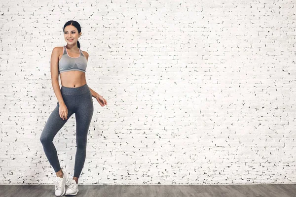 Deporte mujer en ropa deportiva relajarse pie después del entrenamiento contra copia —  Fotos de Stock