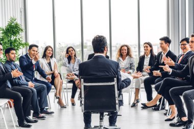 Profesyonel iş toplantıları ve yeni başlangıç projesiyle strateji tartışmaları. Yaratıcı iş adamları modern çalışma ortamında belge raporlarıyla plan yapıyor ve beyin fırtınası yapıyorlar. Takım çalışması kavramı.