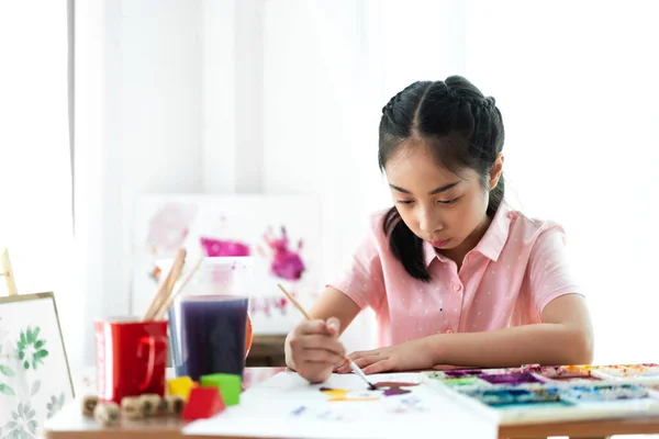 Ragazzina Della Scuola Che Impara Scrive Nel Taccuino Con Matita — Foto Stock