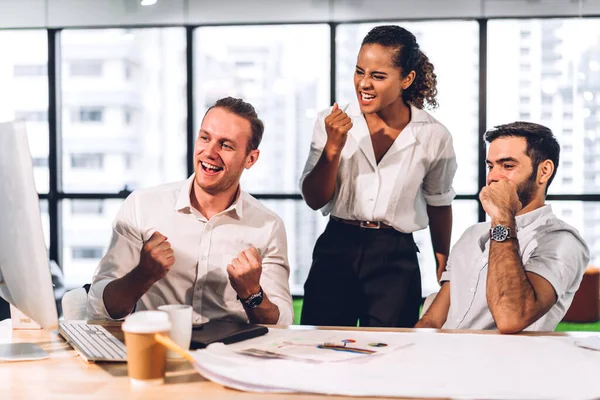 Profesyonel iş toplantıları ve yeni başlangıç projesiyle strateji tartışmaları. Modern çalışma ortamında masaüstü bilgisayarı ile yaratıcı iş adamları planlama ve beyin fırtınası. Takım çalışması kavramı