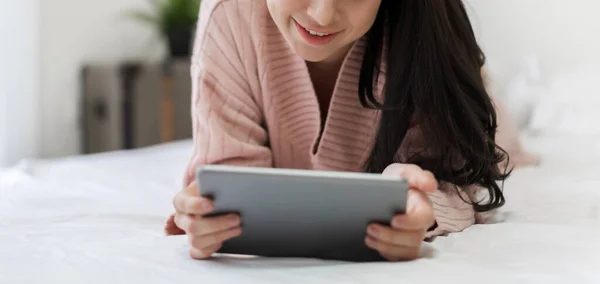 Mujer Joven Relajante Uso Tableta Digital Con Cama Home Girl —  Fotos de Stock