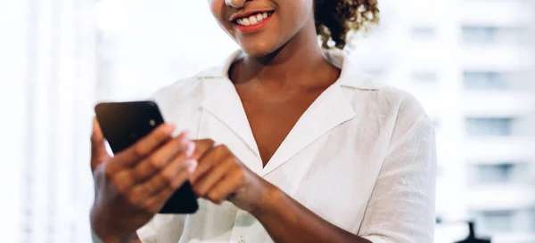 Sonriente Hermosa Empresa Profesional Afroamericana Mujer Negra Trabajando Utilizando Teléfono — Foto de Stock