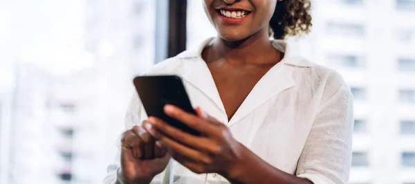 Sonriente Hermosa Empresa Profesional Afroamericana Mujer Negra Trabajando Utilizando Teléfono — Foto de Stock