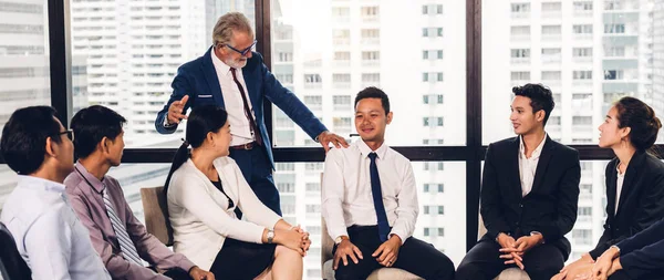 Zakenman Die Voor Een Groep Mensen Staat Het Consulteren Van — Stockfoto