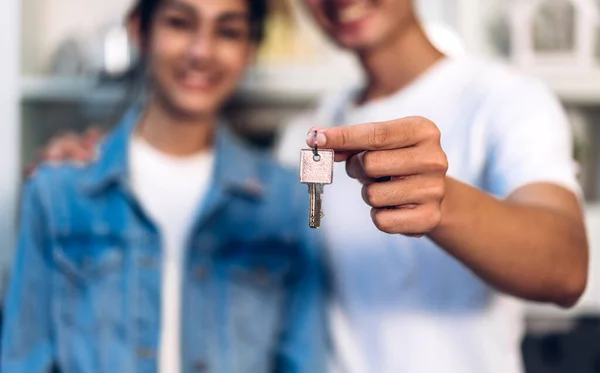 Jong Gezin Opgewonden Gelukkig Aziatisch Paar Met Nieuwe Huissleutel Hun — Stockfoto