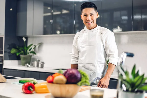 Retrato Sonriente Profesional Guapo Asiático Hombre Chef Cocina Preparación Ensalada — Foto de Stock