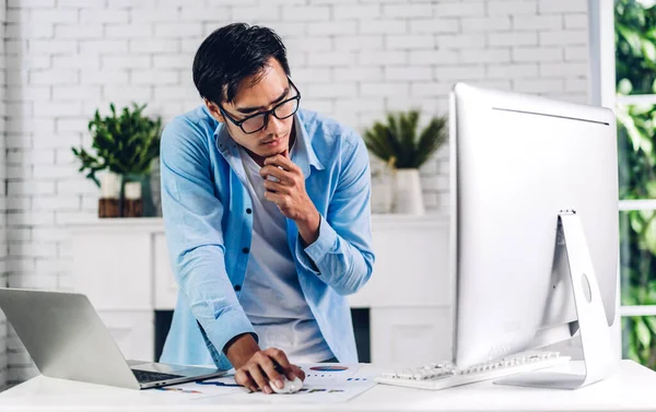 Joven Creativo Sonriente Feliz Asiático Hombre Relajante Usando Computadora Escritorio — Foto de Stock