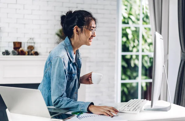 Junge Lächelnde Glückliche Asiatische Frau Entspannen Mit Desktop Computer Arbeiten — Stockfoto