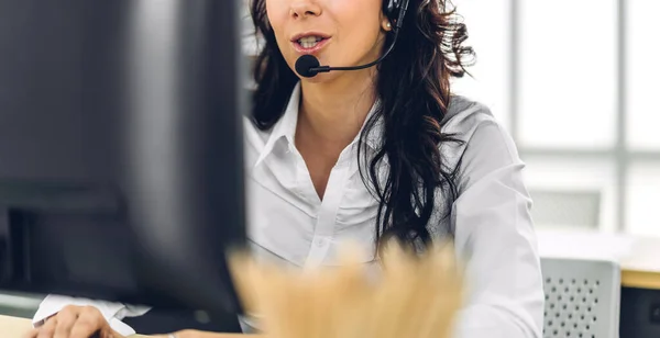 Sonriente Mujer Feliz Relajarse Utilizando Ordenador Portátil Trabajo Video Conferencia — Foto de Stock