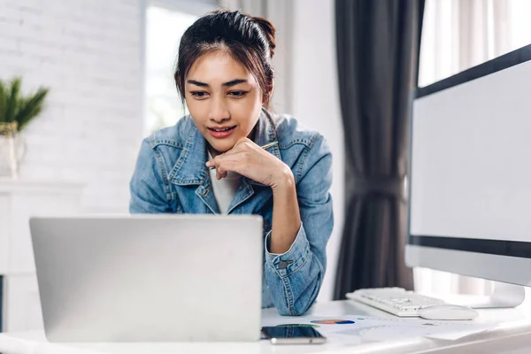 Jovem Sorrindo Feliz Asiático Mulher Relaxante Usando Computador Portátil Trabalhando — Fotografia de Stock