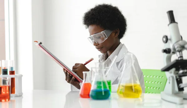 Afro Americano Bonito Menino Estudante Criança Aprendizagem Pesquisa Fazer Experimento — Fotografia de Stock