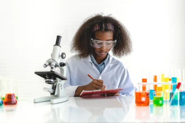 Afro Americano Bonito Menina Estudante Criança Aprendizagem Pesquisa Fazer Experimento — Fotografia de Stock