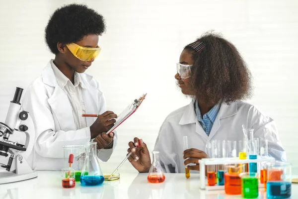 Dois Afro Americanos Bonitinho Menino Menina Estudante Pesquisa Aprendizagem Infantil — Fotografia de Stock