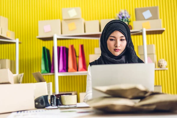 Portret Van Lachende Mooie Moslim Eigenaar Aziatische Vrouw Freelancer Sme — Stockfoto