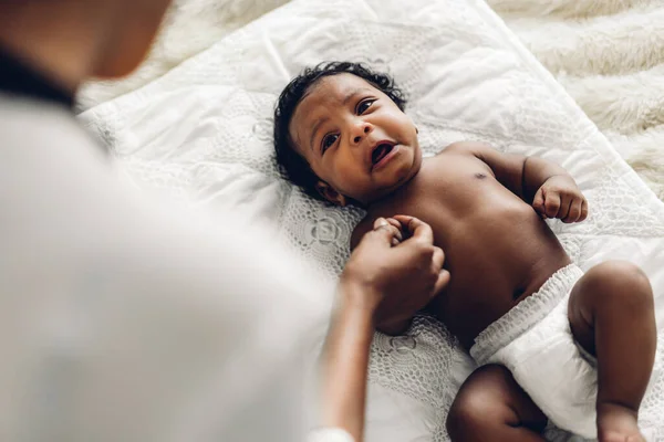 Retrato Disfrutar Del Amor Feliz Familia Afroamericana Madre Jugando Con — Foto de Stock