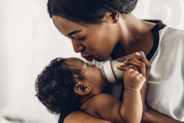 Портрет Щасливої Любові Сім Афроамериканської Матері Яка Грає Чарівною Маленькою — стокове фото