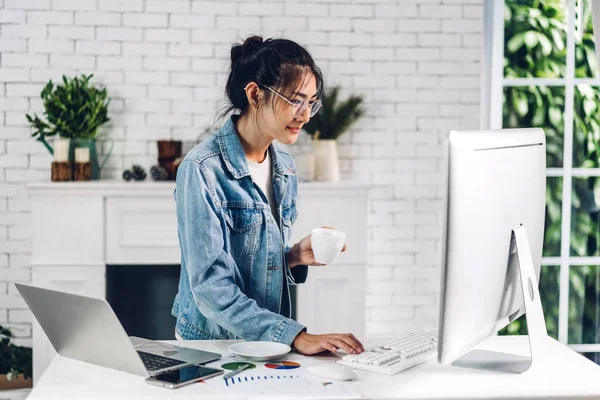Junge Lächelnde Glückliche Asiatische Frau Entspannt Mit Desktop Computer Arbeiten — Stockfoto