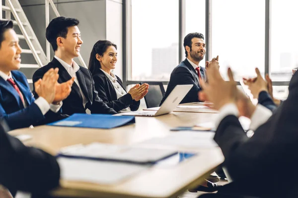 Vortrag Des Geschäftsmannes Und Diskussion Der Besprechungsstrategie Zum Austausch Von — Stockfoto