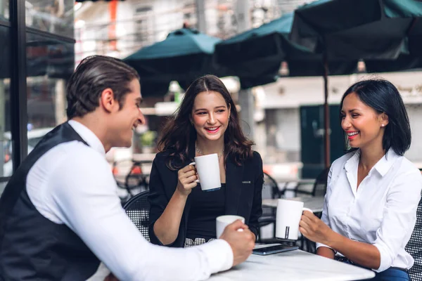 Groep Vrolijke Jonge Vriend Bespreken Vergadering Praten Genieten Van Hun — Stockfoto