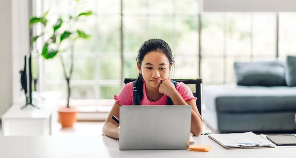 Okul Çocuğu Küçük Kız Öğreniyor Dizüstü Bilgisayara Bakıyor Ödevi Yapıyor — Stok fotoğraf