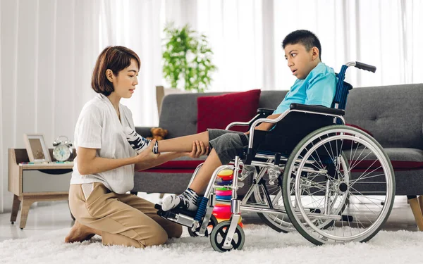 Asyalı Fizyoterapistin Portresi Engelli Çocuk Sağlığı Sorununa Rehabilitasyon Kliniğinde Tekerlekli — Stok fotoğraf