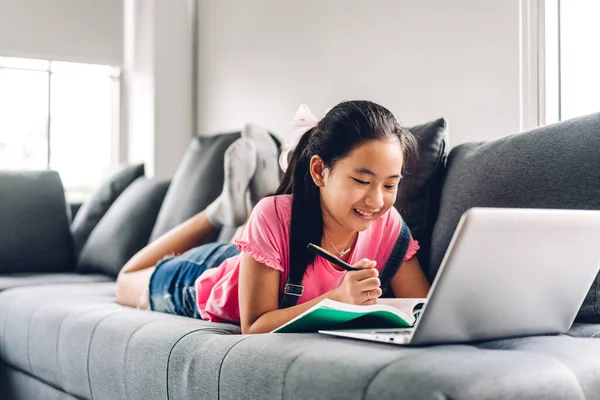 Ragazzina Della Scuola Che Impara Che Guarda Computer Portatile Che — Foto Stock