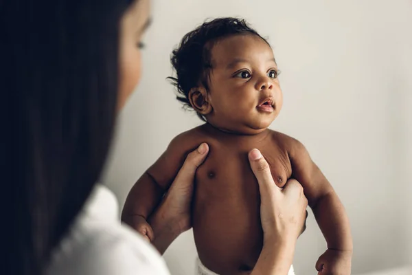 Ritratto Godere Amore Felice Famiglia Afro Americana Madre Giocando Con — Foto Stock