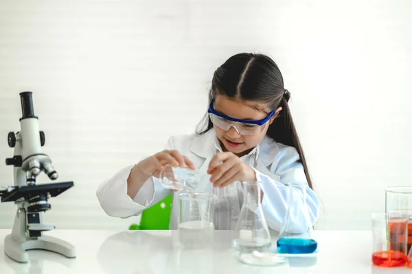Aranyos Kislány Diák Tanulási Kutatás Csinál Egy Kémiai Kísérlet Miközben — Stock Fotó